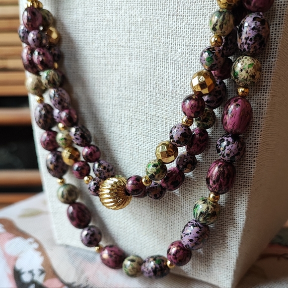 Speckled Oval Raspberry Black Gold Beaded 3 Strand Wood? Necklace Vintage EUC - Picture 1 of 7